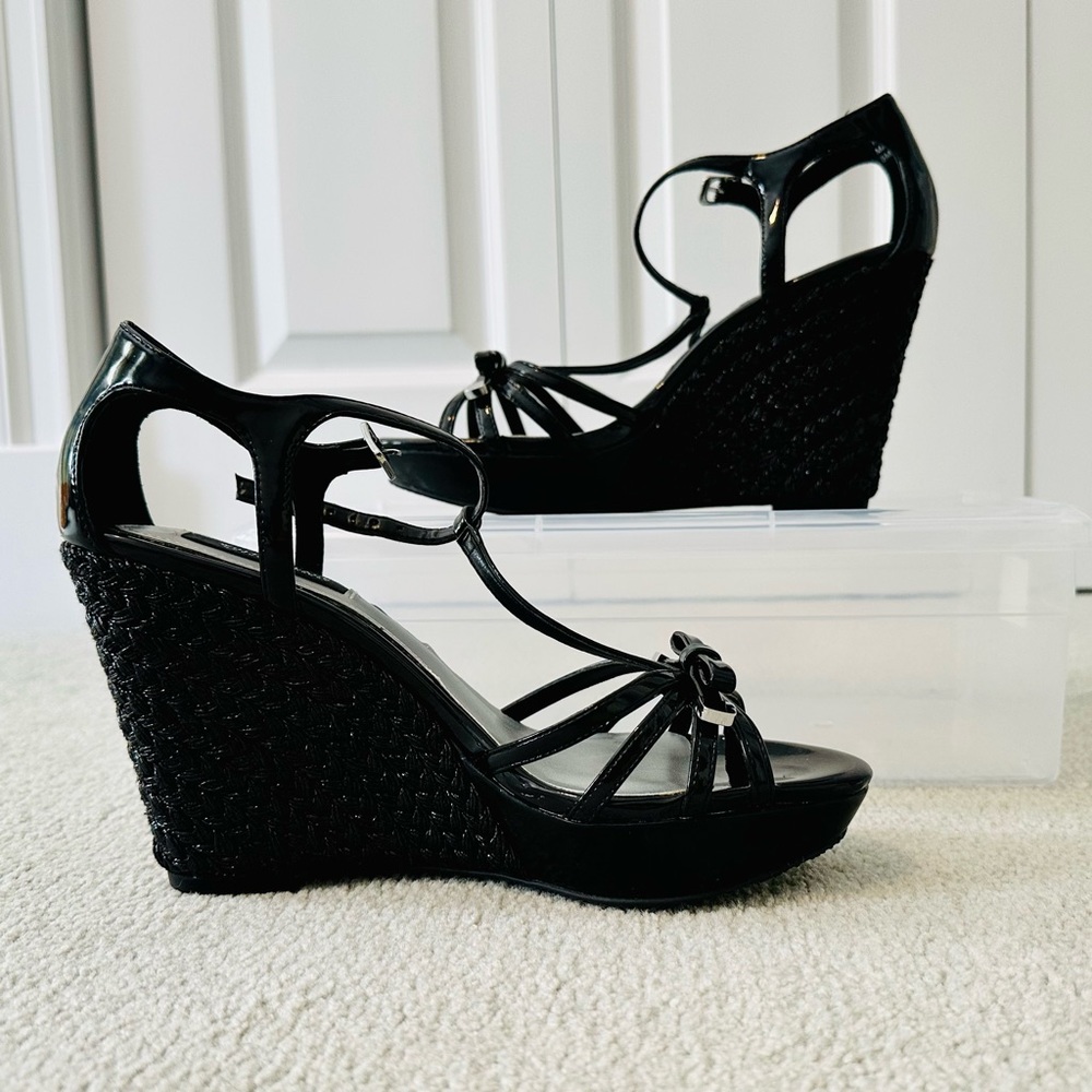 White House | Black Market black patent ‘Talah’ wedge with bow. Size 8M.